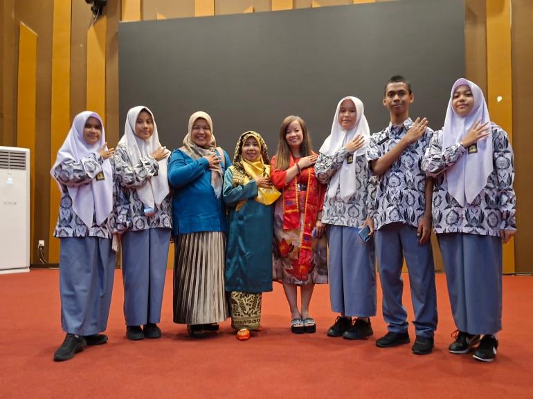 Ketika Puisi Menjadi Rumah: Perwakilan SMAN 4 Padang Hadiri...