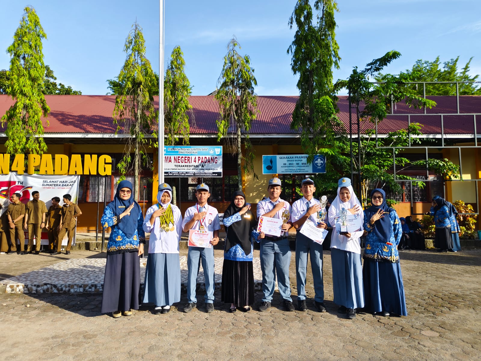 SENIN BERPRESTASI  
SMAN 4 PADANG 
 Senin 11 November 2024