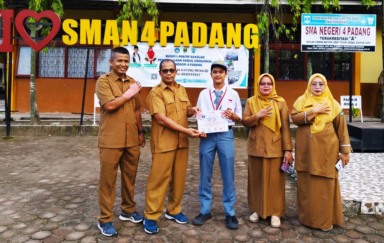 SENIN BERPRESTASI  
SMAN 4 PADANG 
 Senin 20 Januari 2025