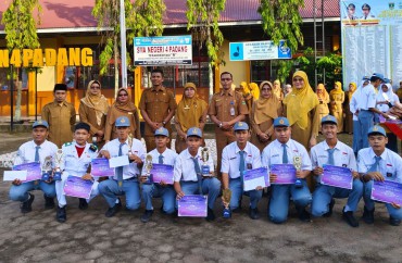 SENIN BERPRESTASI  
 SISWA/I SMAN 4 PADANG 
 Senin 08 Januari 2024
