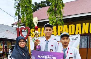 SENIN BERPRESTASI  
SMAN 4 PADANG 
 Senin 25 November 2024