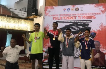 SISWA BERPRESTASI  
SMAN 4 PADANG 
 Desember 2024